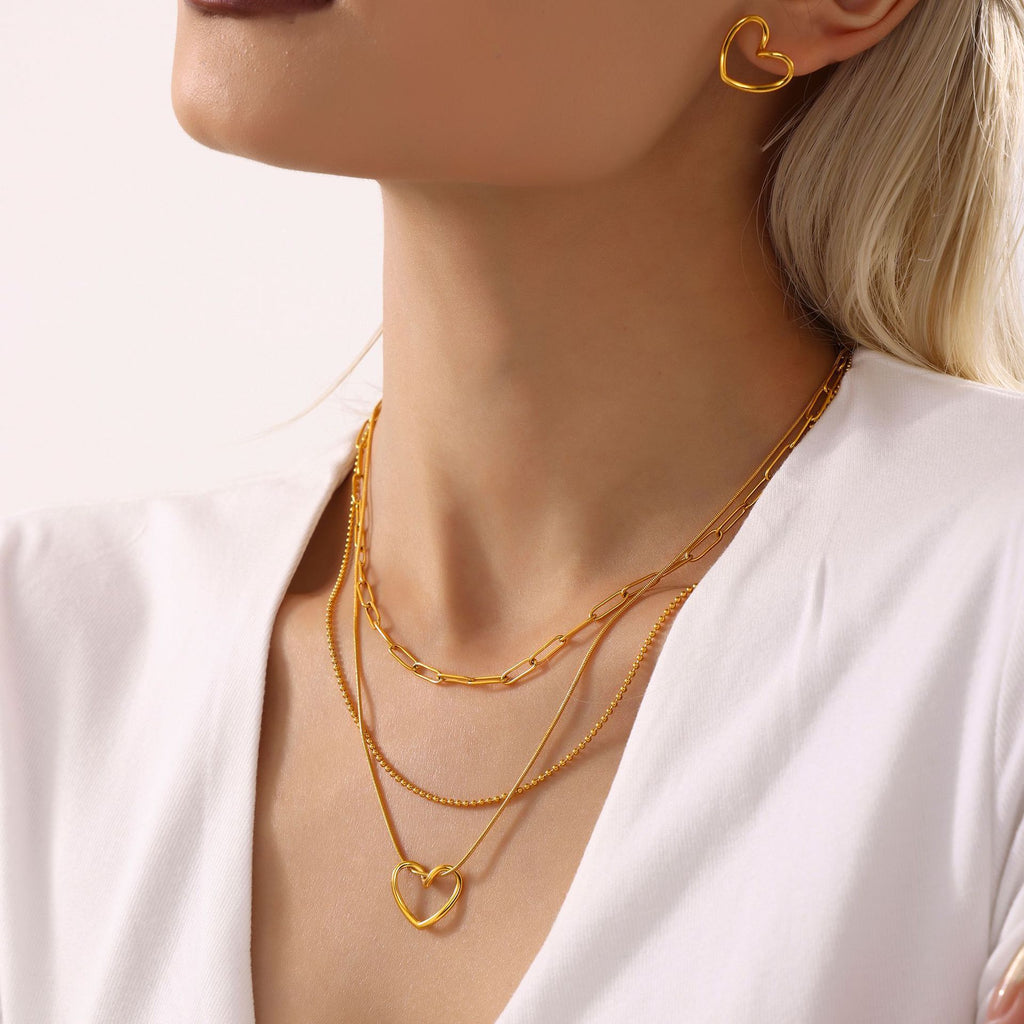 June Moshang Curved Heart Collarbone Necklace