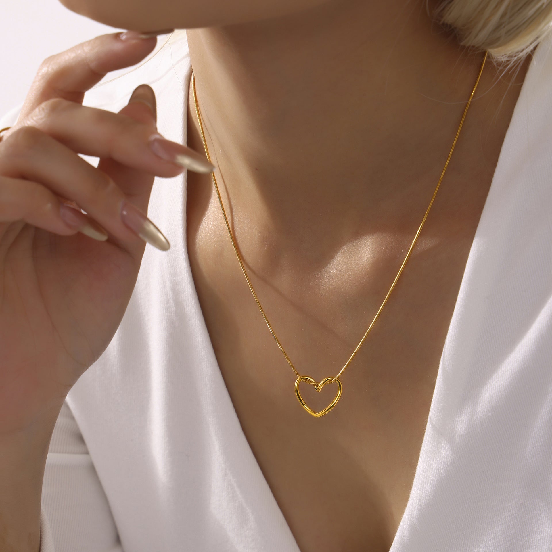 June Moshang Curved Heart Collarbone Necklace