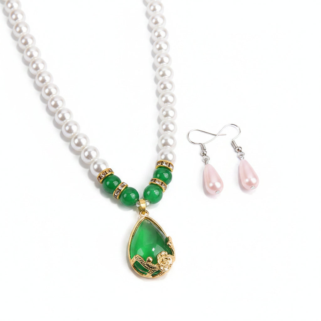 Mansi Qi Pearl Necklace – worn on model