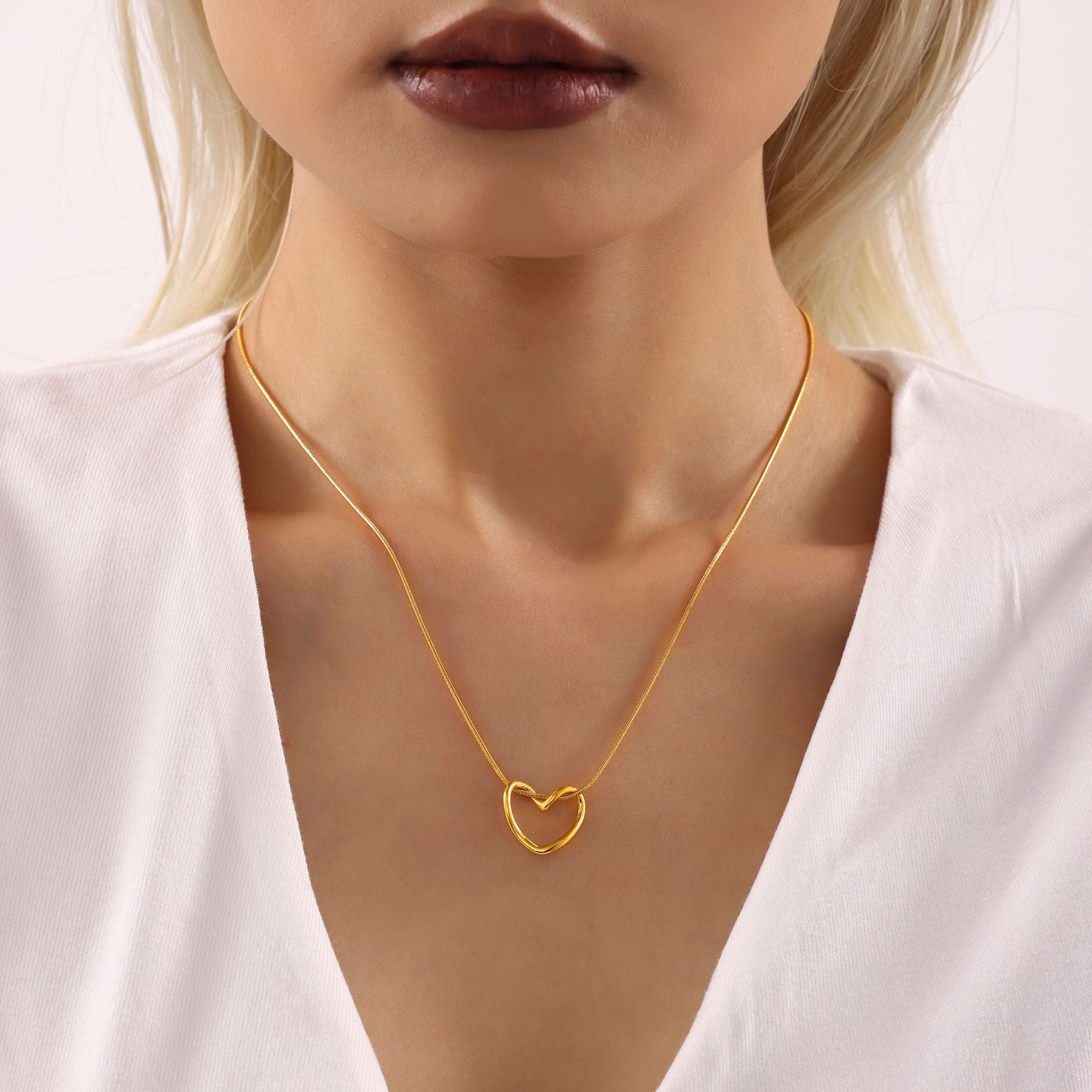 June Moshang Curved Heart Collarbone Necklace