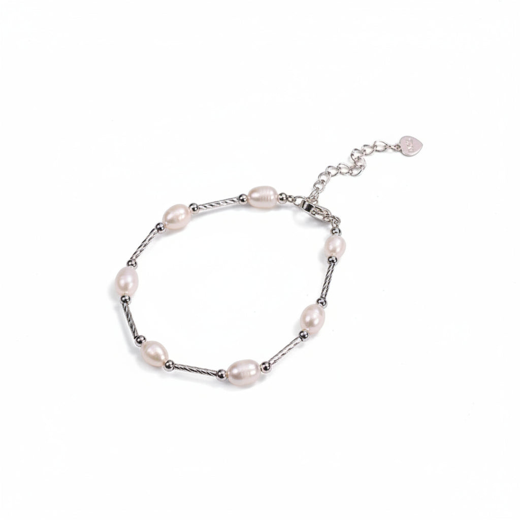 Pearl bracelet with silver connectors.
