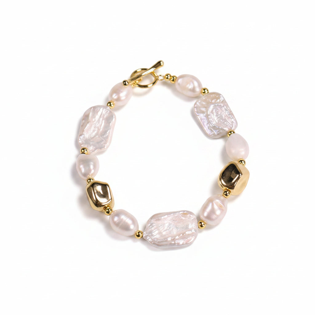 Pearl bracelet with small gold stones