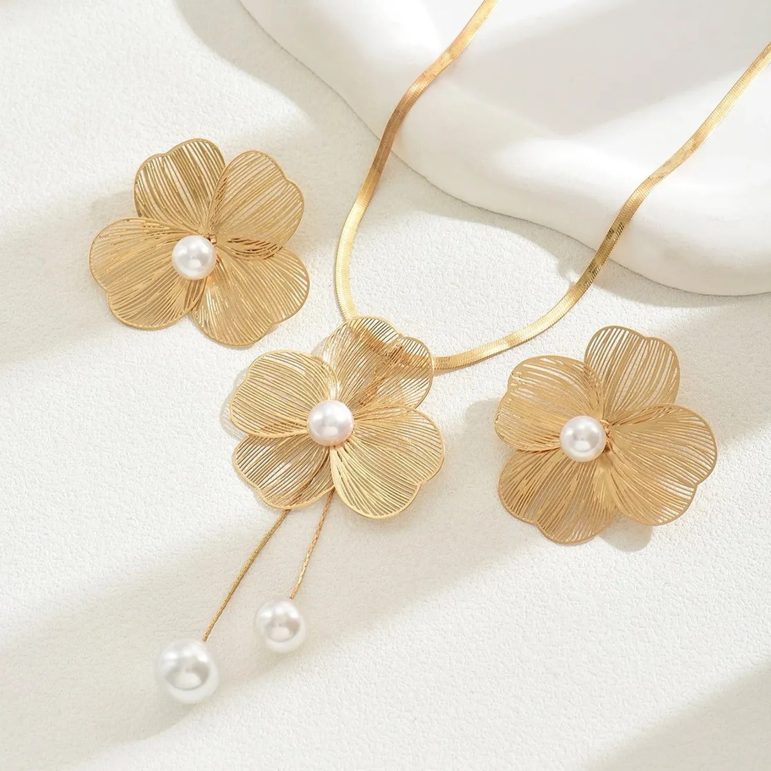 Bazaar Flower Pearl Clavicle Necklace & Earring Set
