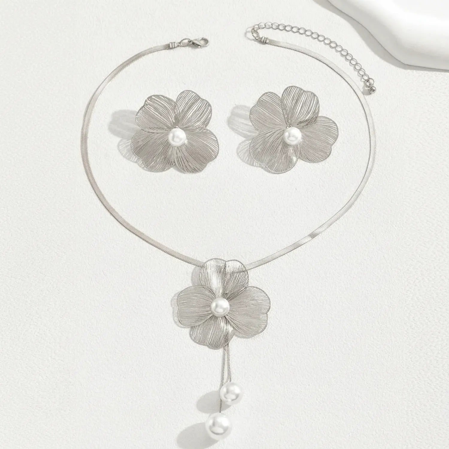 Bazaar Flower Pearl Clavicle Necklace & Earring Set