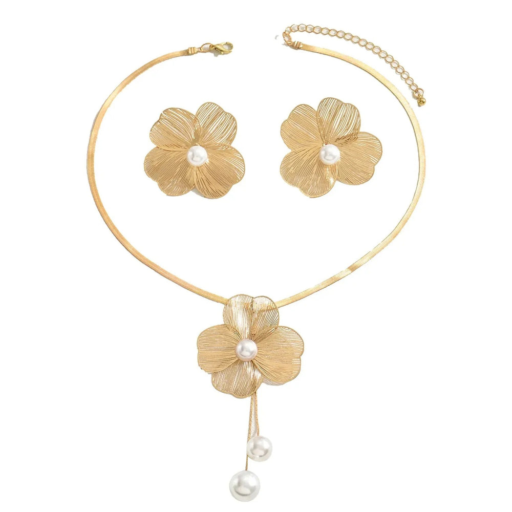 Bazaar Flower Pearl Clavicle Necklace & Earring Set
