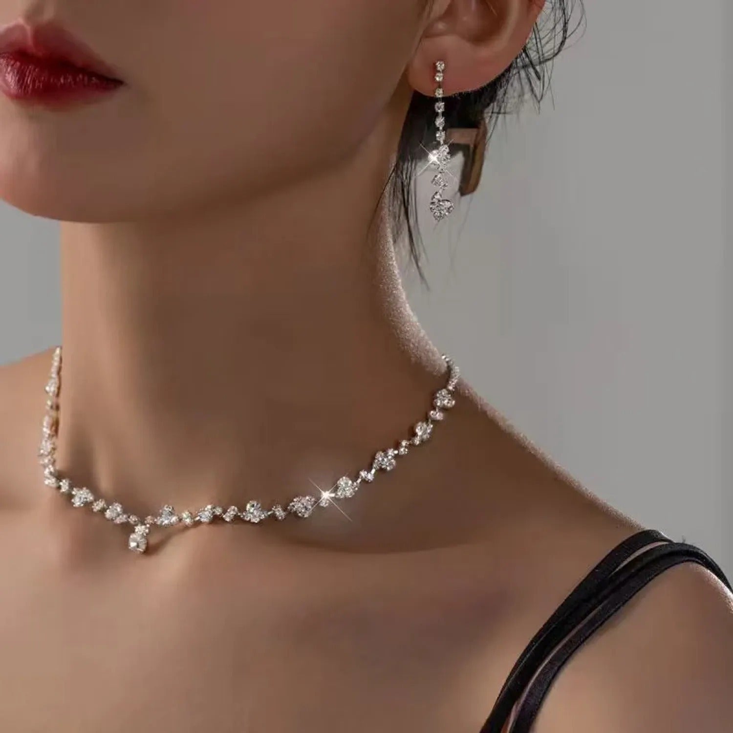 Full-Rhinestone Claw Chain Water Drop Pendant Necklace
