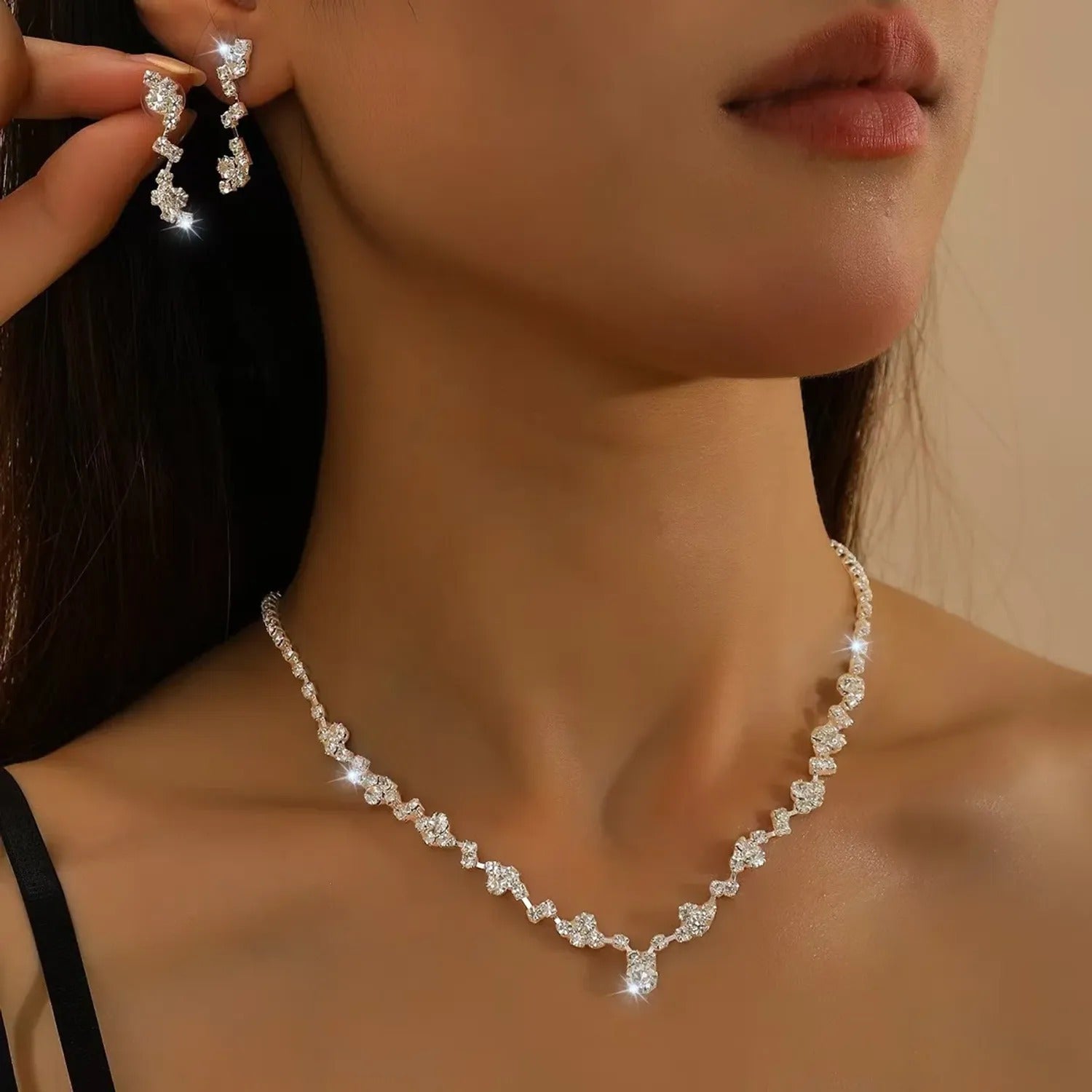 Full-Rhinestone Claw Chain Water Drop Pendant Necklace