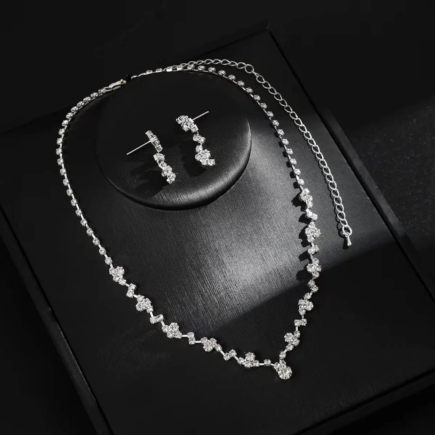 Full-Rhinestone Claw Chain Water Drop Pendant Necklace