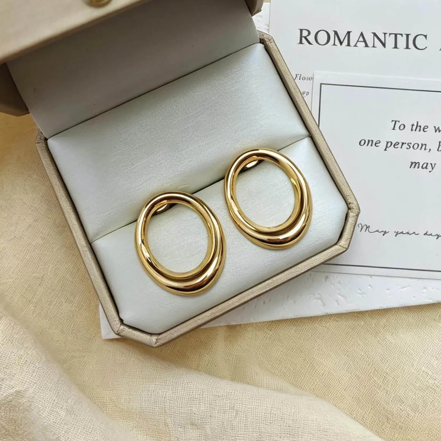 Jinduoyuan Glossy Oval Hoop Earrings