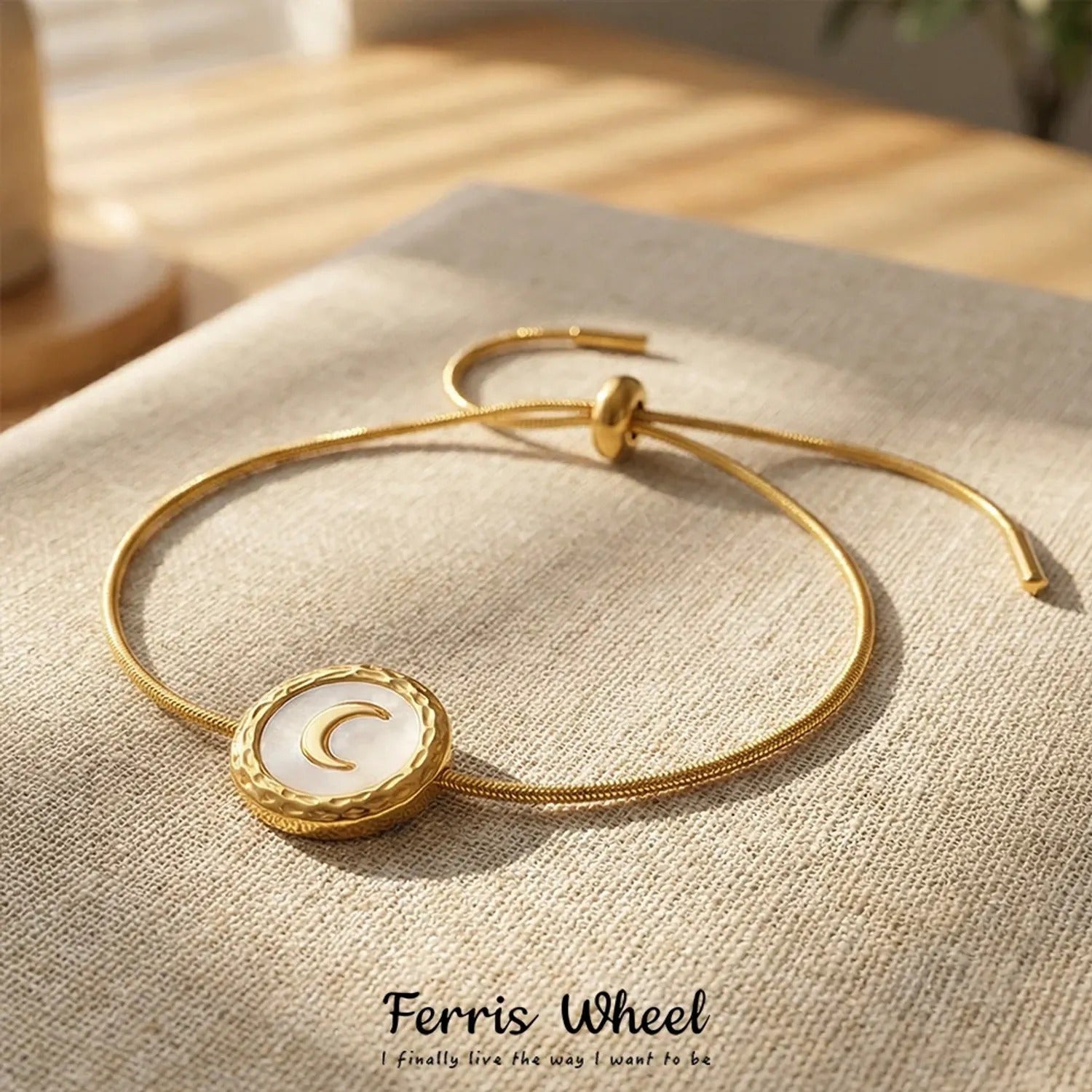 White Shell Crescent Moon Pendant Bracelet for Women, Tarnish-Free Titanium Steel Chain (24cm)