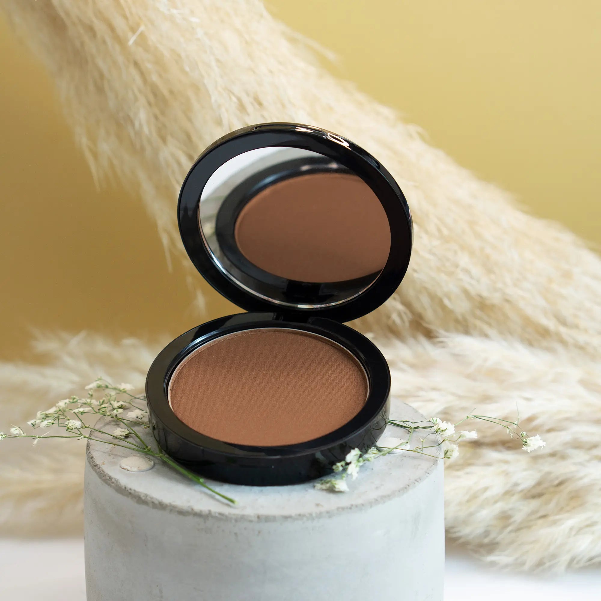 Linda's Look Bronzer in Caramel, lifestyle shot of the sun-kissed bronzed finish