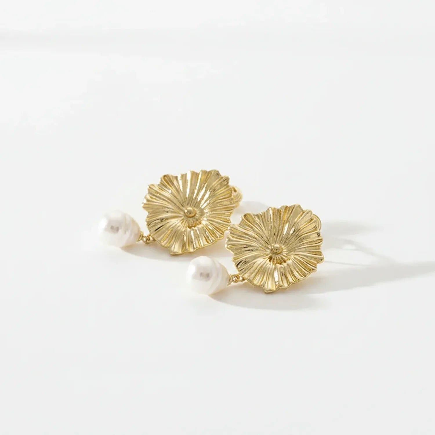 Retro Metal Daisy Flower Pearl Ear Clip — No Piercing