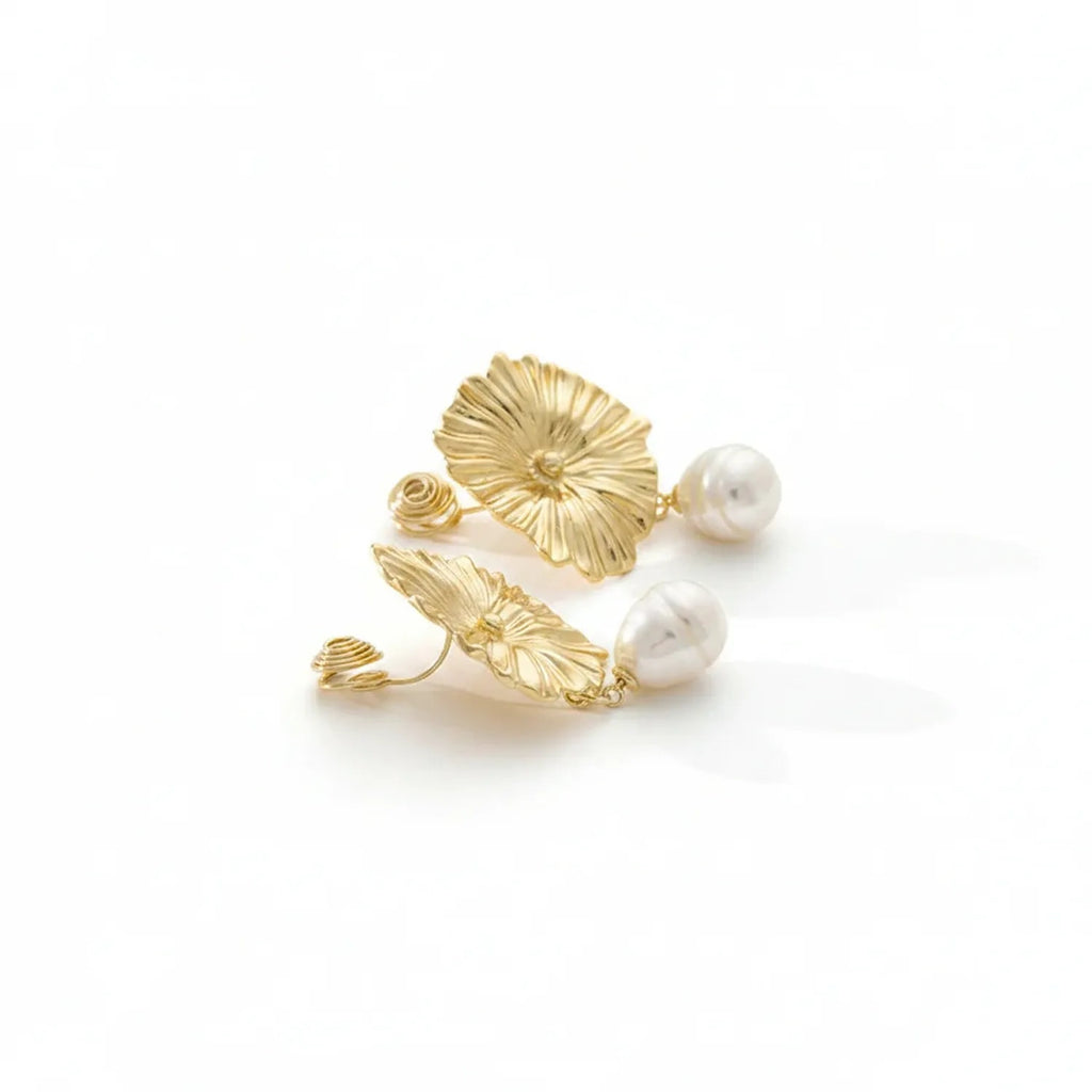 Retro Metal Daisy Flower Pearl Ear Clip — No Piercing