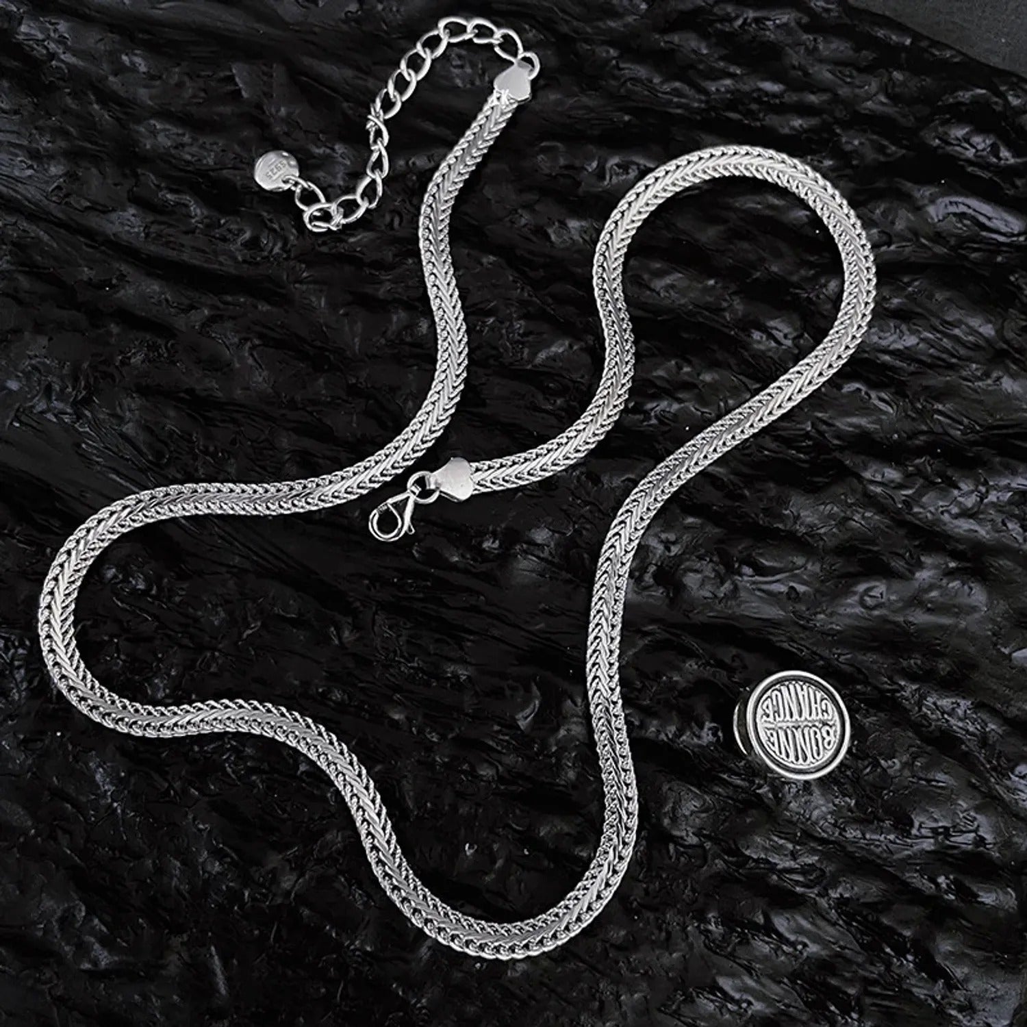 Vintage Good-Luck Lace Pendant Clavicle Necklace