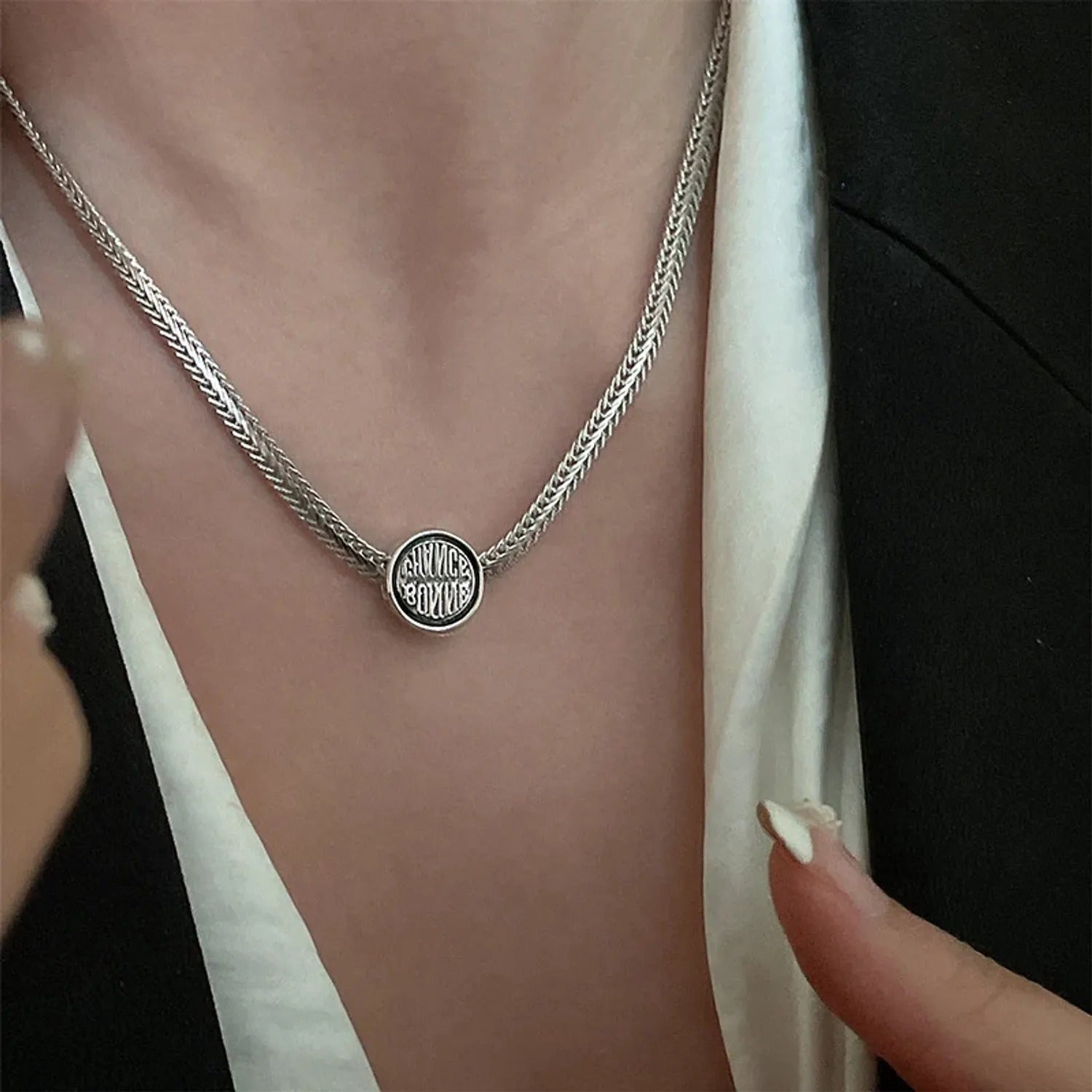 Vintage Good-Luck Lace Pendant Clavicle Necklace